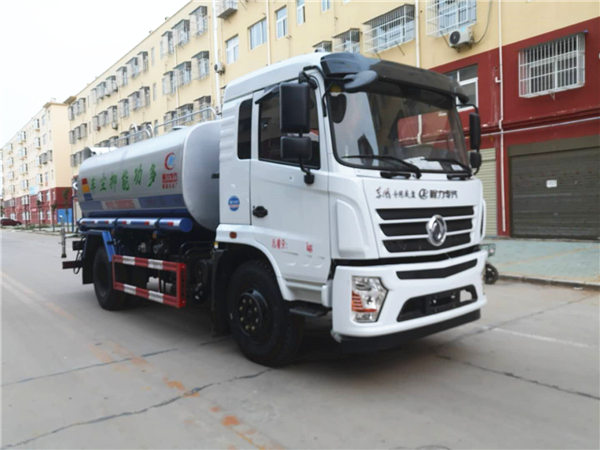 東風(fēng)D3灑水車帶霧炮