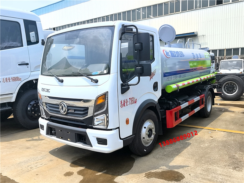 東風(fēng)專(zhuān)致5噸灑水車(chē)